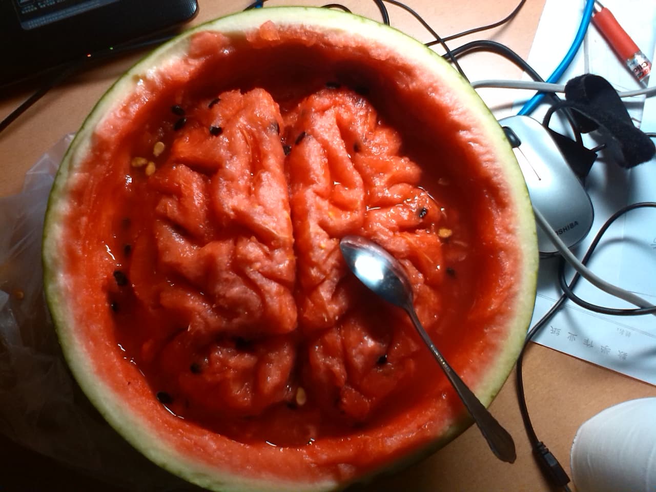 Él estudia ingeniería automotriz, pero es fanático de las frutas.