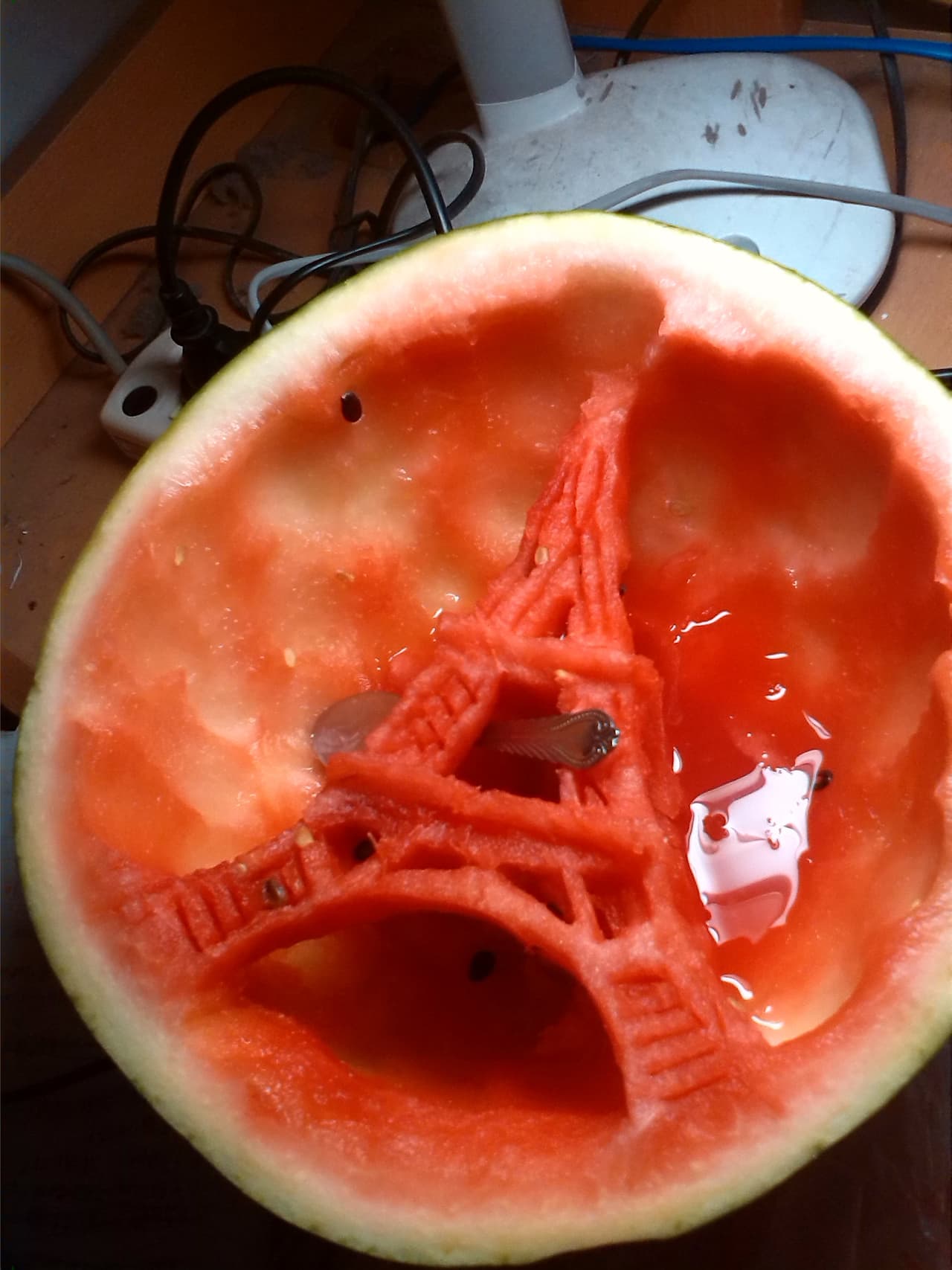 Al final encontró que la cuchara es mucho más útil a la hora de tallar algo en esta deliciosa fruta.