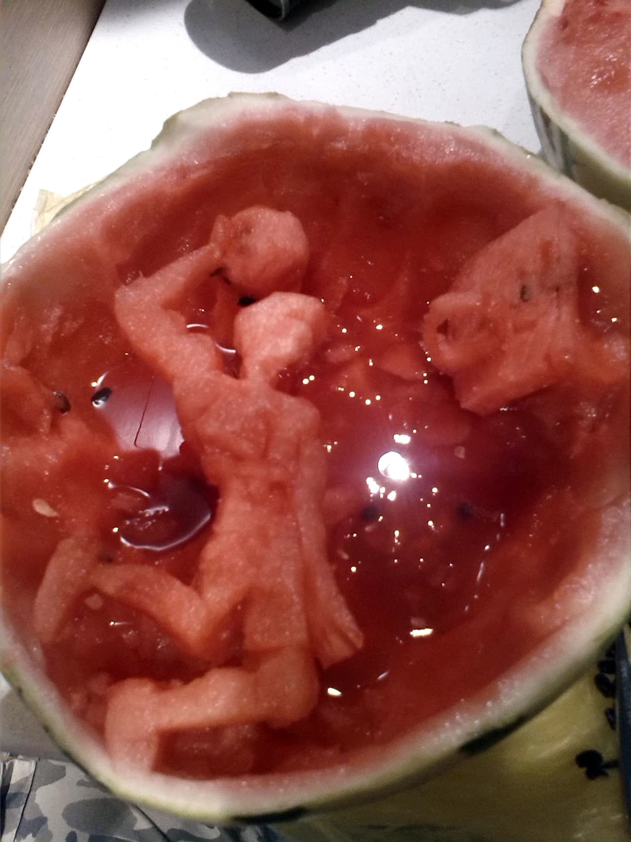 Pronto se dio cuenta que era bastante difícil, pues el filo cortaba más allá y la figura no se notaba.