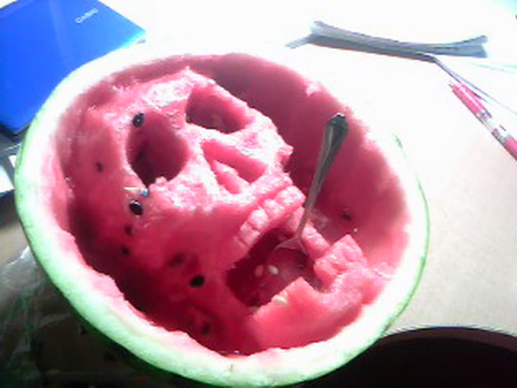 Qian detalla sus esculturas sólo a través de una cuchara.