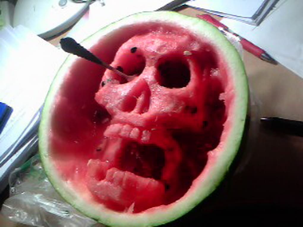 Sólo con una cuchara se encargó de crear este detallado trabajo