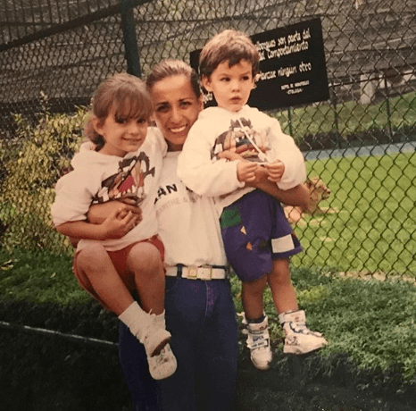 Se casó a los 24 años al quedar embarazada de Ana Paola, meses después tuvo a su segundo hijo, Michel Duval.