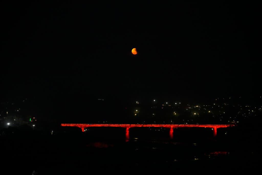 Cuando esto ocurre, la superficie lunar toma un color rojizo oscuro o marrón por lo que se le llama popularmente 'Luna de sangre'.