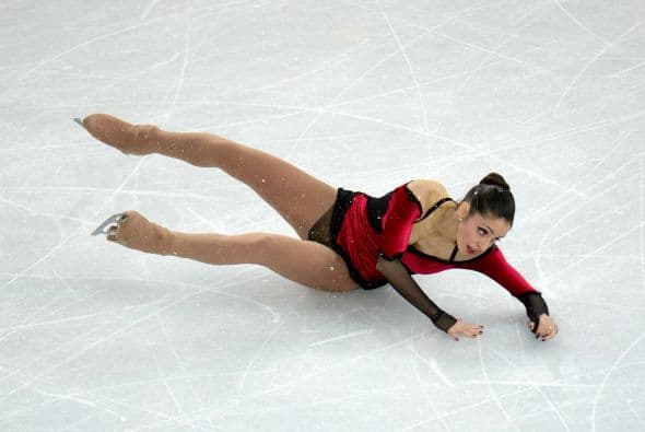 La italiana Stefania Berton cae durante su prueba de patinaje artístico en parejas, la cual realizaba junto con Ondrej Hotarek.