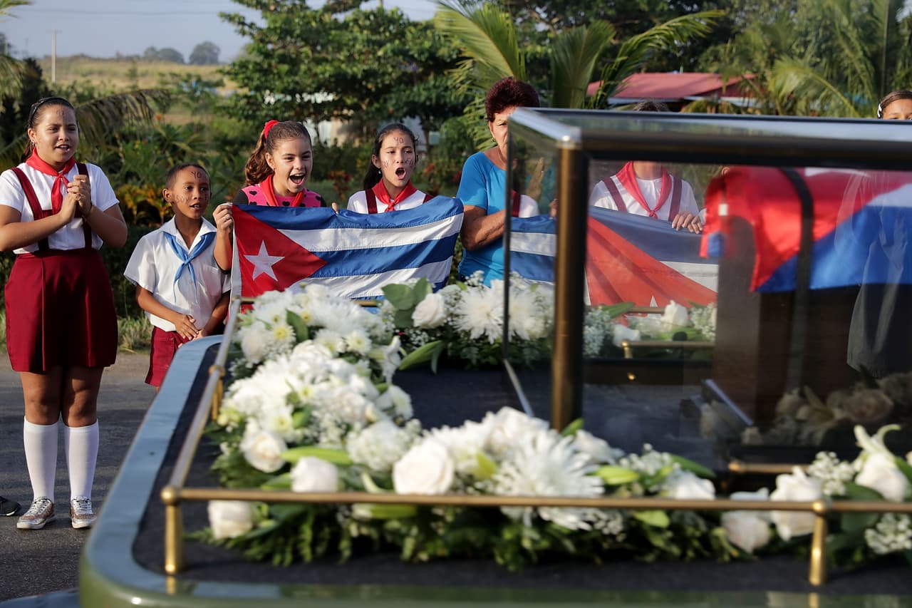 Estudiantes reaccionan al ver pasar las cenizas de Fidel Castro por Camagüey.