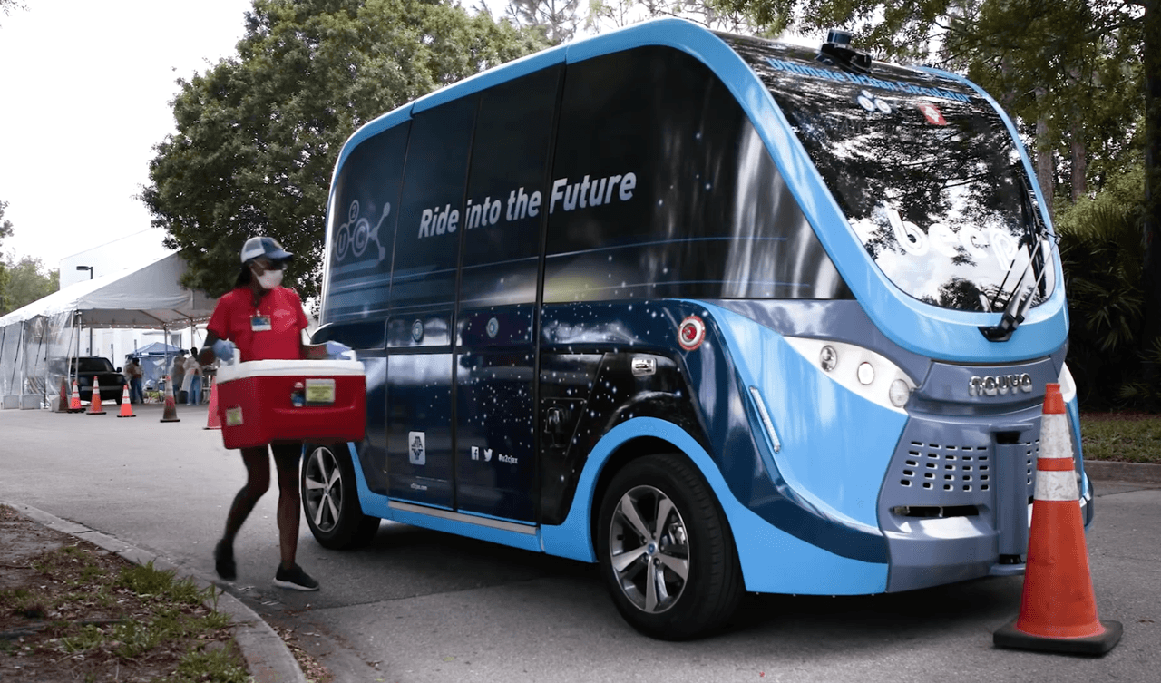 Una clínica médica, ubicada en Jacksonville, Florida, está haciendo uso de este tipo de vehículos para transportar insumos y pruebas del covid-19 desde el lugar donde se realizan hacia un laboratorio de procesamiento cercano.