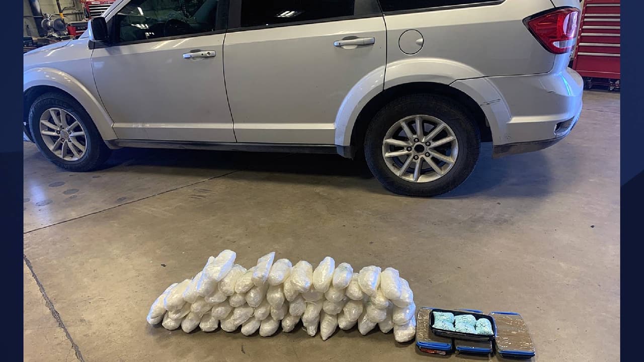 De acuerdo con el Departamento de Seguridad Pública de Arizona (AZDPS, por sus siglas en inglés), un agente detuvo al conductor de una furgoneta Dodge en la Interestatal 10 al oeste de 
<a href="https://goo.gl/maps/DQYGHhpgDA1yVd4y5" target="_blank">Marana en Arizona</a>.