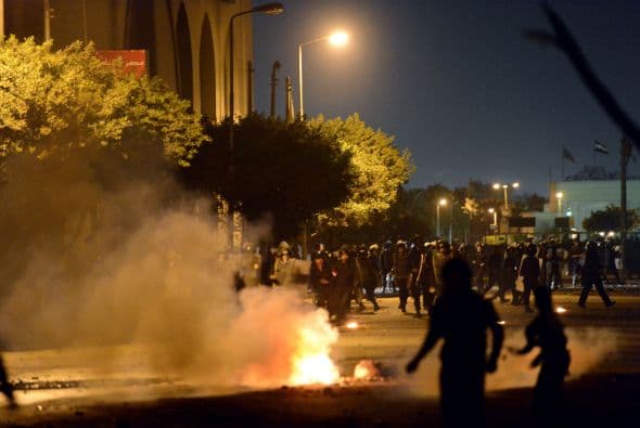Por quinto día consecutivo, se han producido altercados de forma intermitente entre grupos de jóvenes y las fuerzas de seguridad en los aledaños de la plaza Tahrir, en las calles Kasr al-Aini y Yusef el-Guindi.