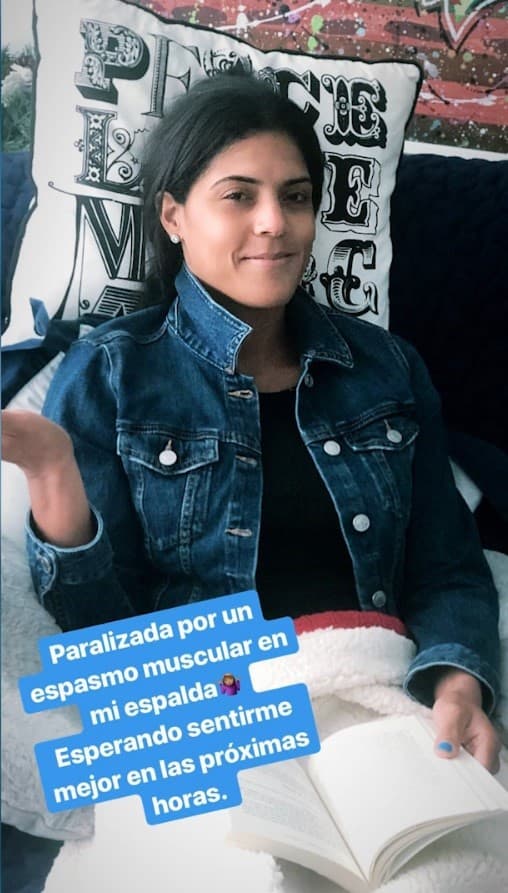 A través de sus historias de Instagram, compartió con sus seguidores que estuvo paralizada la noche anterior a causa de un espasmo en la espalda.