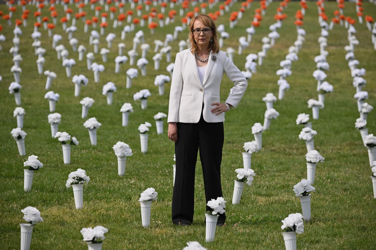 Las flores representan a la cantidad de personas estadounidenses que mueren cada año a causa de la violencia armada en el país.
<br>