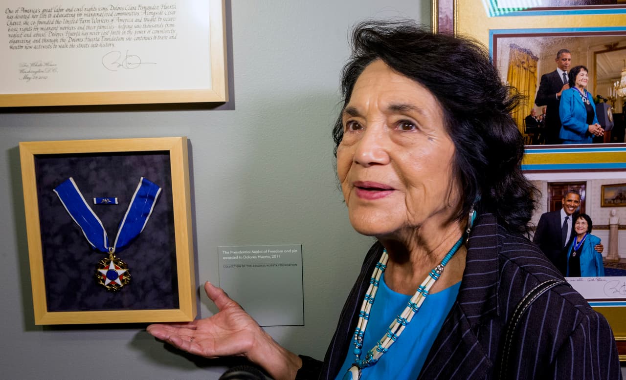 En esta foto del 10 de abril de 2014, Dolores Huerta, cofundadora con César Chávez de la Unión de Campesinos (UFW) muestra su Medalla Presidencial de la Libertad en Los Angeles.