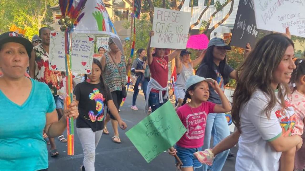 En medio de esta incertidumbre, los padres expresan sus preocupaciones y deseos. "Lo que queremos es que nos den una extensión para poder buscar un lugar, quizás para poder llevar a nuestros hijos", comenta una madre. Otro padre enfatiza: "Yo conozco mis derechos y para mí es importante que nos den una solución viable".
<br>