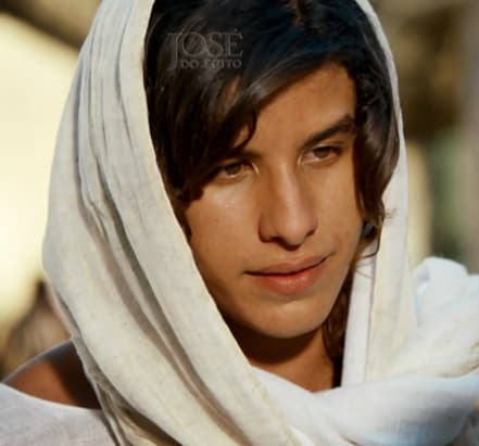Gracias a su talento obtuvo un papel en la serie 
<b><a href="http://www.univision.com/series/jose-de-egipto">‘José de Egipto’</a></b>, esta novela fue la primera novela bíblica en la que participó. Interpretó a José en la etapa de adolescente. 
<br>