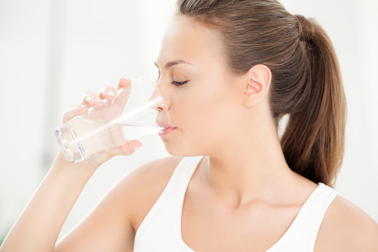 El beber al menos 8 vasos de agua al día te ayudará a hidratar tu piel desde el interior y evitará que tu cutis pierda elasticidad.