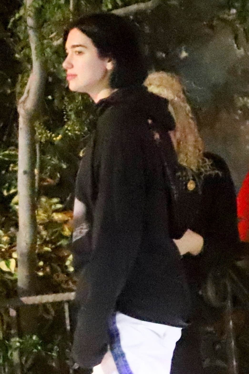 La cantante británica de 23 años lució un look relajado y natural, pues la también modelo se dejó ver sin maquillaje.