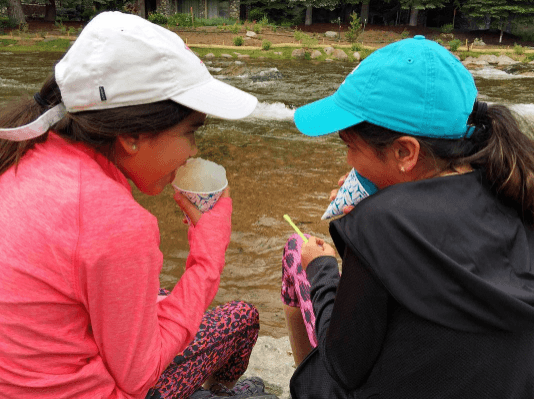 Ella gozó viendo disfrutar y sonreír a sus pequeñas.