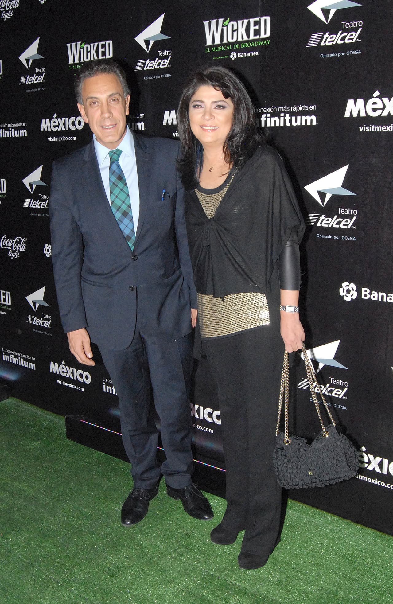 <b><a href="http://www.univision.com/shows/despierta-america/victoria-ruffo-demuestra-con-besos-su-amor-por-omar-fayad">Victoria Ruffo</a></b> y Omar Fayad cumplieron quince años de casados en el 2016, el mismo año en el que este político mexicano fue electo como Gobernador del Estado de Hidalgo, México. Ruffo, quien mantiene su carrera como actriz, tiene dos hijos como producto de este enlace.