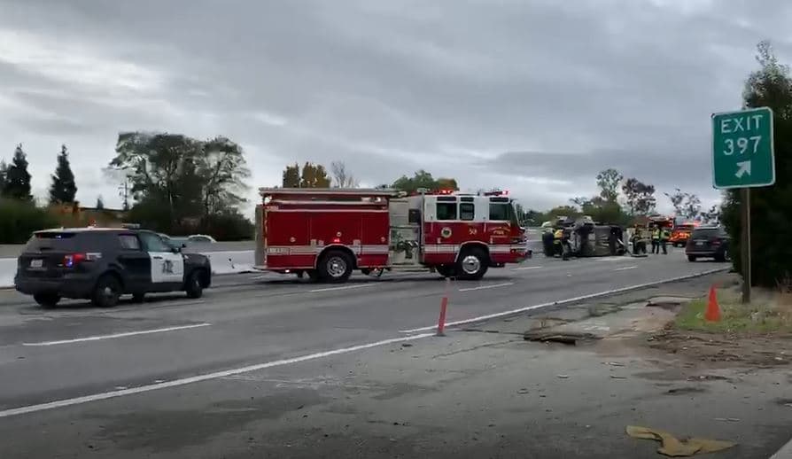 Volcadura de vehículo cierra carriles en la autopista 101 en dirección norte en Mountain View 