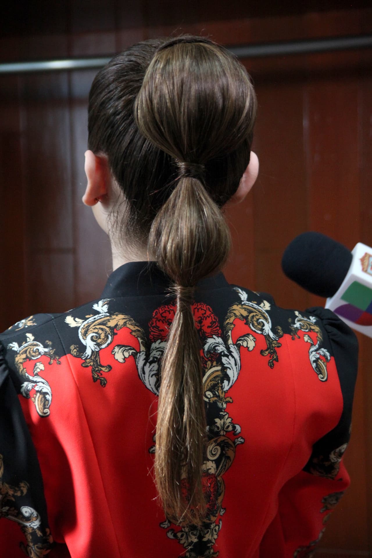 La 'cola de caballo' llevaba dos sujetadoress, lo que permitió 'abombachar' el cabello.