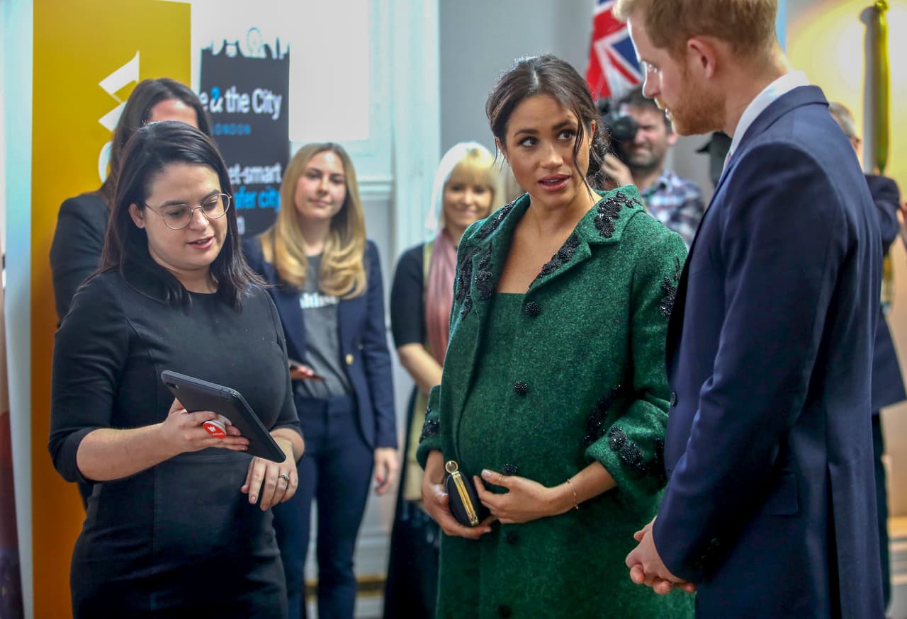 Incluso agregó que 
<b><a href="https://www.univision.com/famosos/amigos-de-meghan-markle-revelan-sus-mas-intimos-secretos-y-hablan-sobre-su-nueva-etapa-como-madre-fotos" target="_blank">amigos de negocios de Meghan </a></b>han estado explorando diversas propiedades californianas, cerca de la 
<b>autopista Pacific Coast Highway de Malibú y Pasadena</b>.