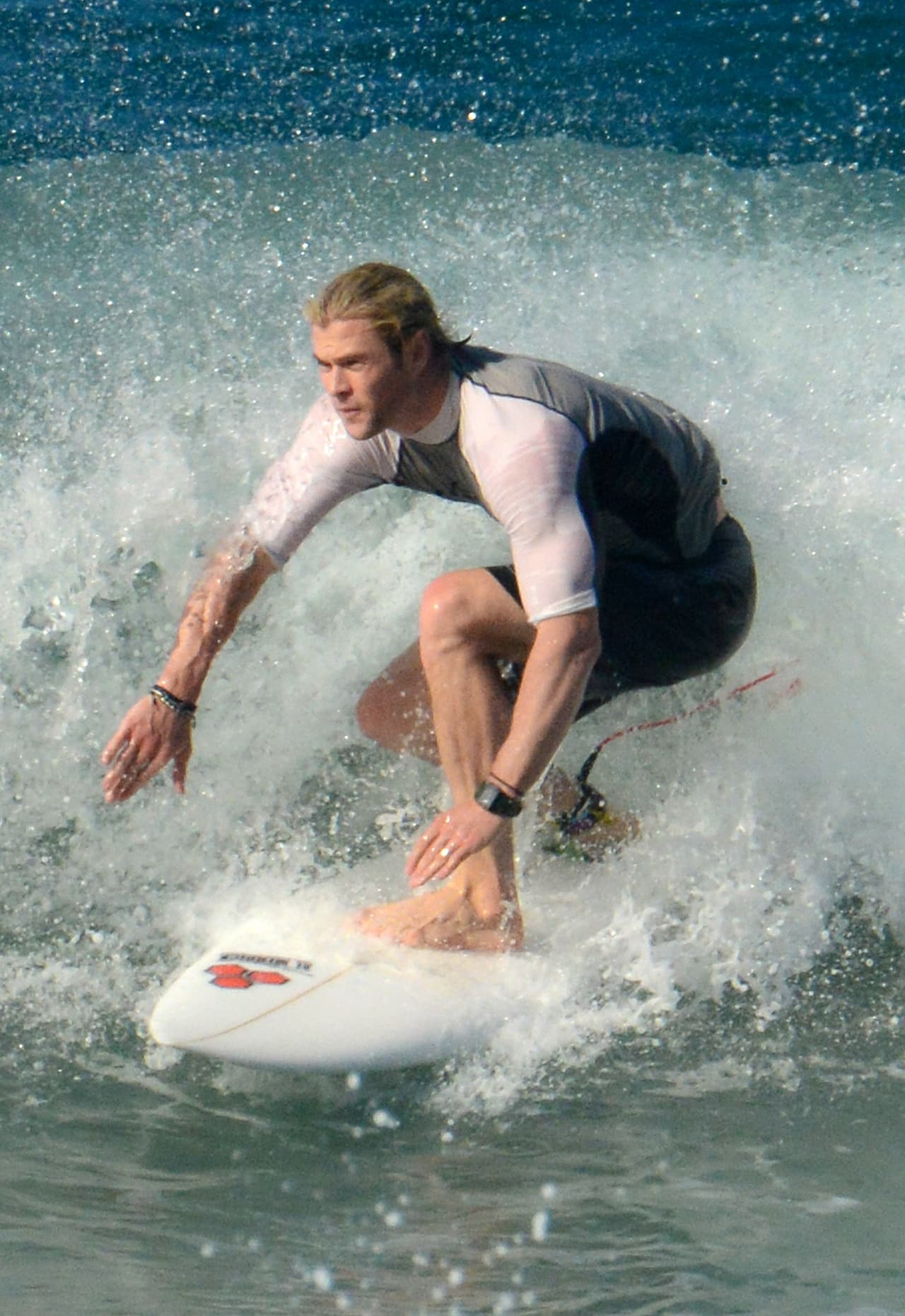 Chris Hemsworth Chris siempre ha sido súper atlético, es amante del surf y de los deportes al aire libre, pero cuando se mudó a los Estados Unidos, le entró durísimo al gimnasio para conseguir esos músculos que vimos en Thor, y que muchas agradecemos.