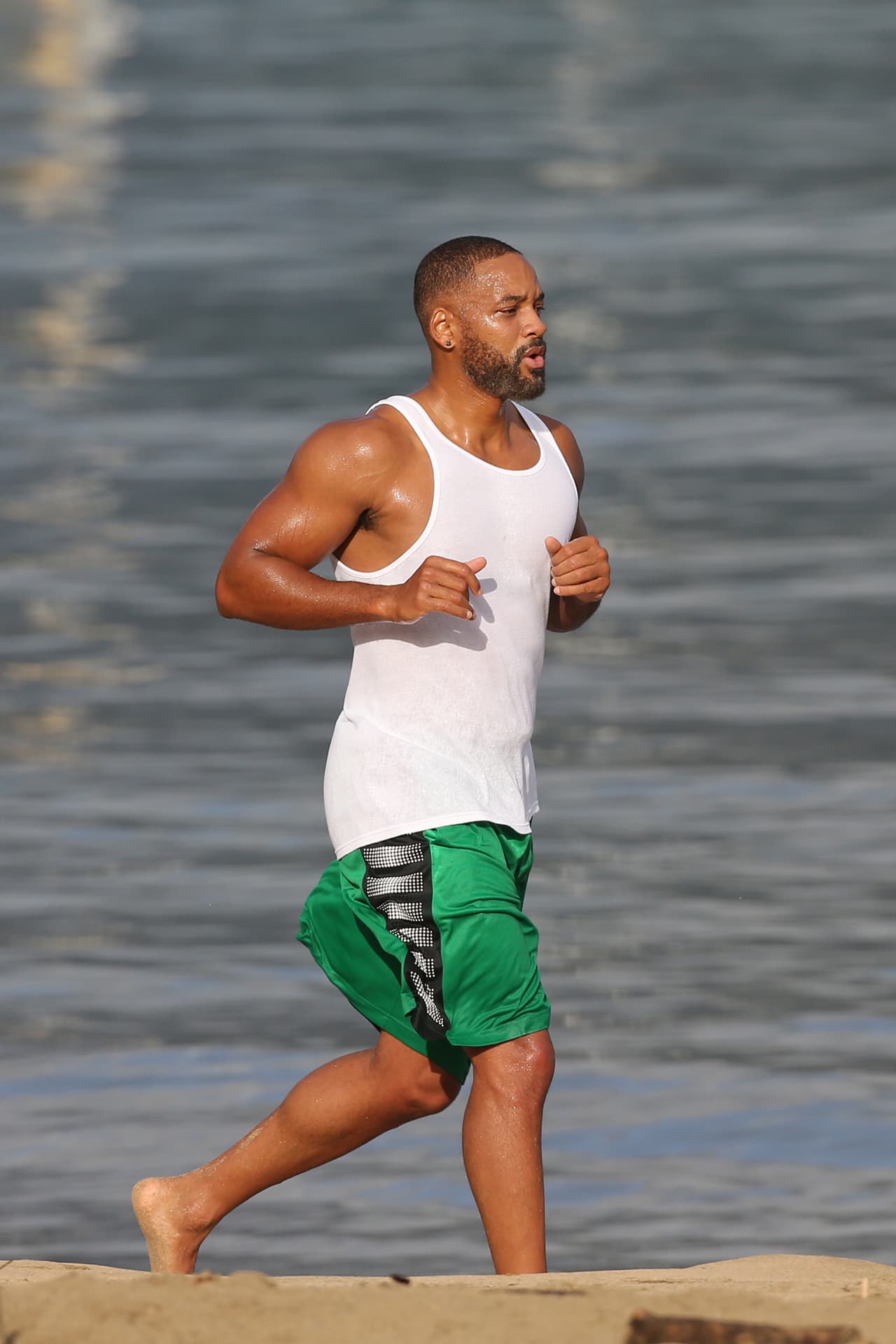 Para algunos papeles ha llegado a entrenar hasta seis horas diarias, pero normalmente se cuida con cardio y pesas un par de horas cinco días a la semana.