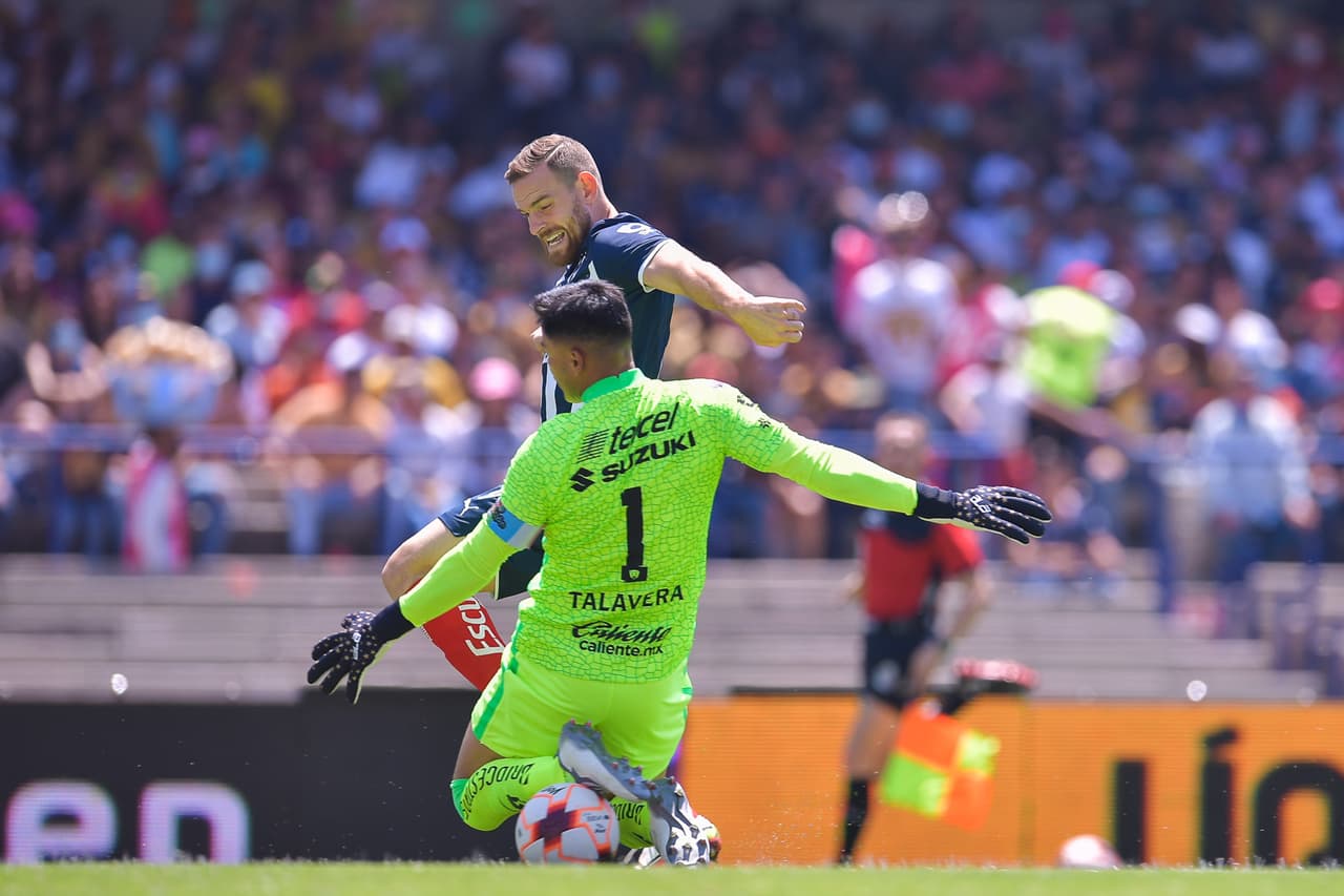 A pesar de haber jugado con 10 futbolistas la mayor parte del juego por la expulsión de Juan Ignacio Dinenno, los Pumas lograron una vital victoria ante Rayados.