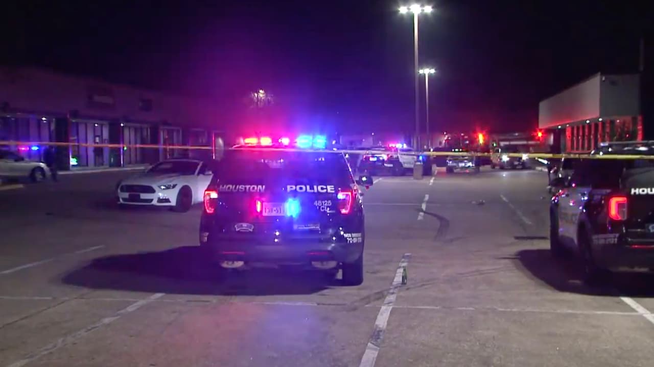 Muere mujer al ser alcanzada por una bala tras tiroteo afuera de un bar, según dice HPD