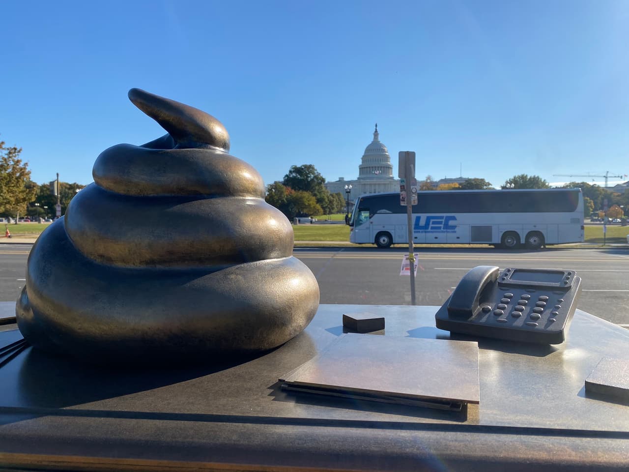 El misterioso “monumento” colocado en Washington DC para “honrar” el violento asalto al Capitolio