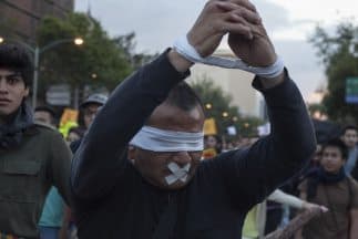 Un manifestante en una movilización en Ciudad de México por los 43 estudiantes de Ayotzinapa.