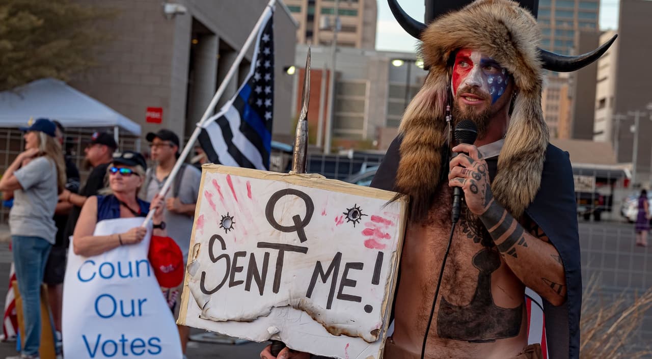 El Shaman de Arizona, arrestado tras los disturbios en el Capitolio el 6 de enero, ha intentado sin éxito salir en libertad