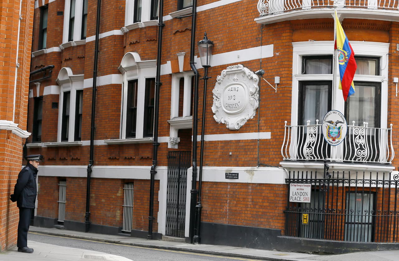 Fotografía de archivo del 13 de marzo de 2015 de un policía montando guardia fuera de la embajada de Ecuador en Londres. (Foto AP/Kirsty Wigglesworth, Archivo)