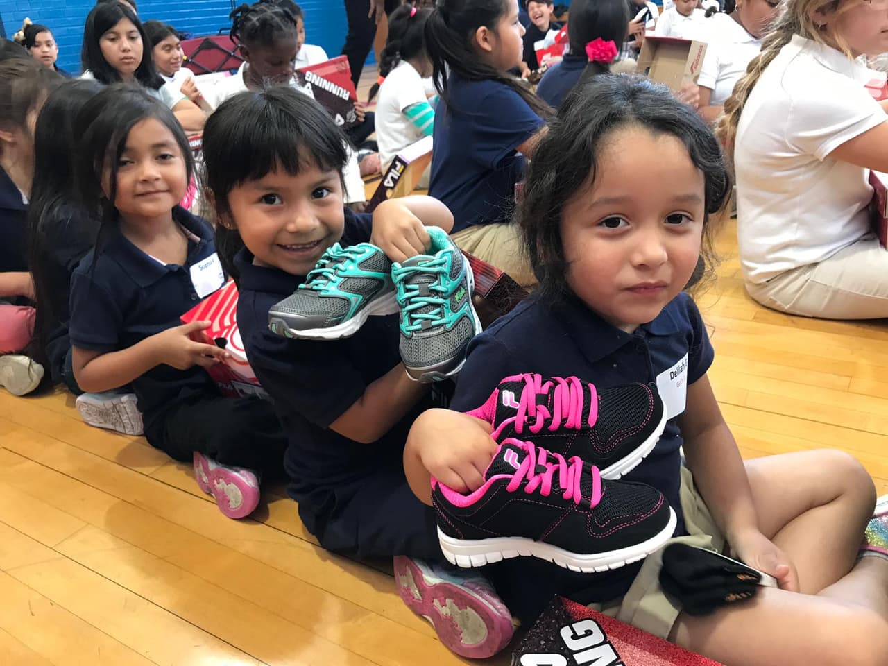 Shoes That Fit es una organización sin fines de lucro con la meta de proporcionar a los niños necesitados nuevos zapatos deportivos para asistir a la escuela con confianza y alegría.
