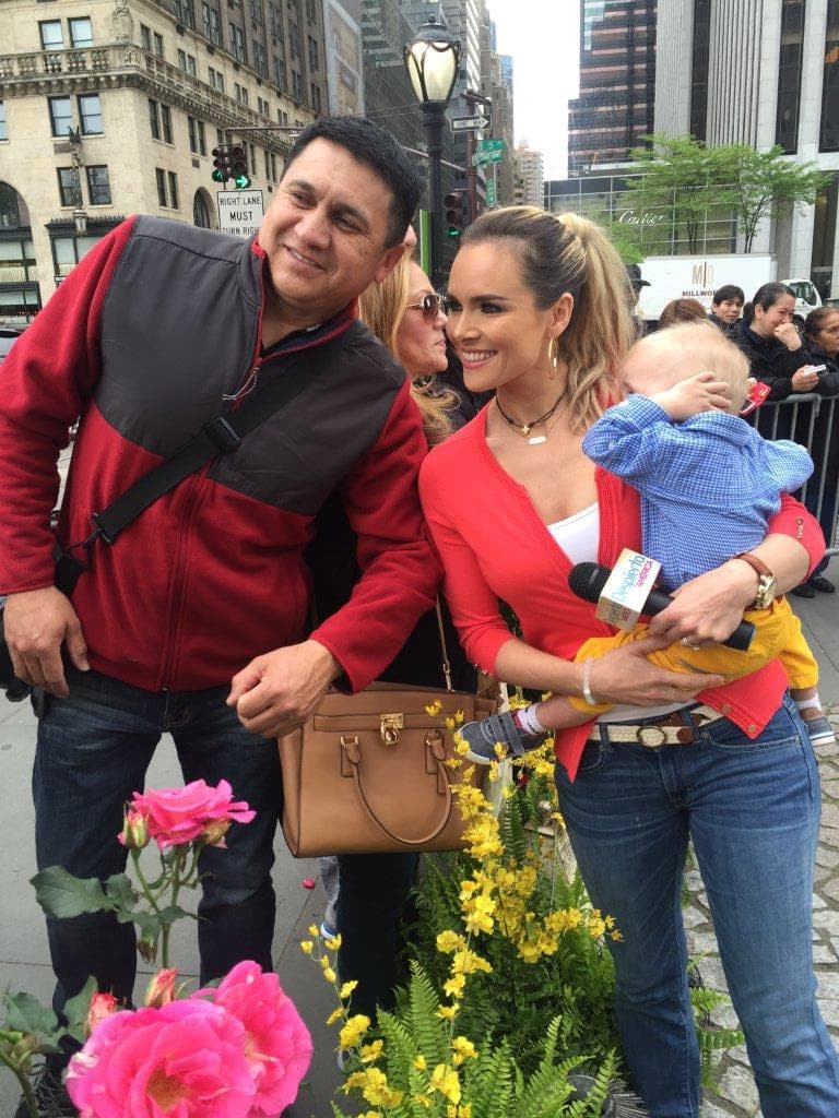 Una foto tras otras, hasta fila tenía Cristina.