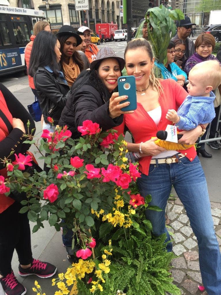 Todo mundo quería una foto de Cristina Blackwell y su bebé.