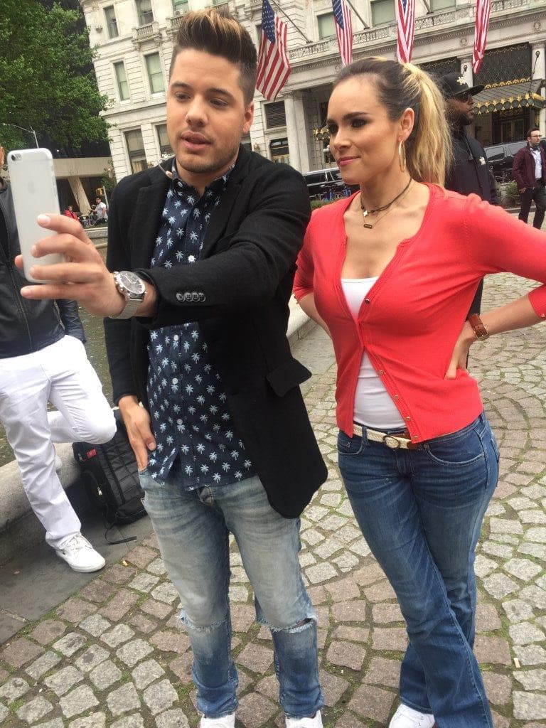 William debe tener una gran colección de 'selfies'.