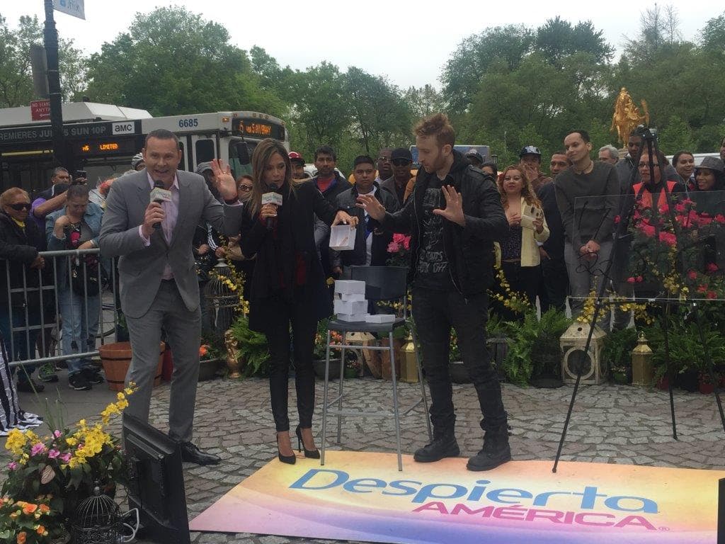 Alan y Karlita estaban fascinados luego de descubrir el contenido de la caja.