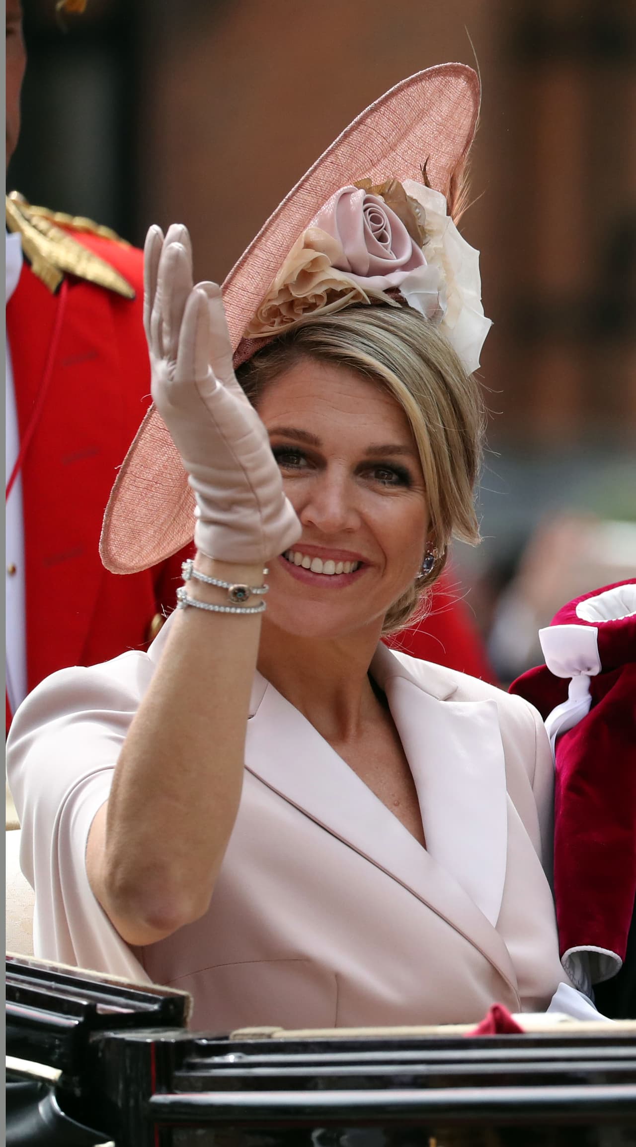 Remató con guantes, stilettos en gamuza y clutch brillante en el mismo tono blush. Aunque en un principio no lo llevó, Maxima usó un fascinator con flores.