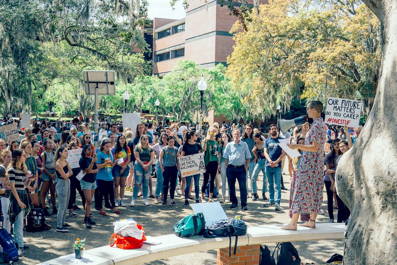 <b>Gainesville, Florida.</b> Estudiantes de la Universidad de Florida se unieron a la manifestaci´pon global durante la hora del almuerzo. El Acuerdo de París, firmado en 2015, se comprometió a mantener el aumento de las temperaturas medias mundiales por debajo de los 2 grados Celsius (35 F) por encima de los niveles preindustriales y requiere un recorte radical en el uso de combustibles fósiles y de carbón. 
<a href="https://www.univision.com/noticias/planeta/trump-enfrenta-a-eeuu-con-el-resto-del-planeta-al-salirse-del-acuerdo-de-paris-contra-el-cambio-climatico">Donald Trump sacó a EEUU de este acuerdo a mediados de 2017. </a>