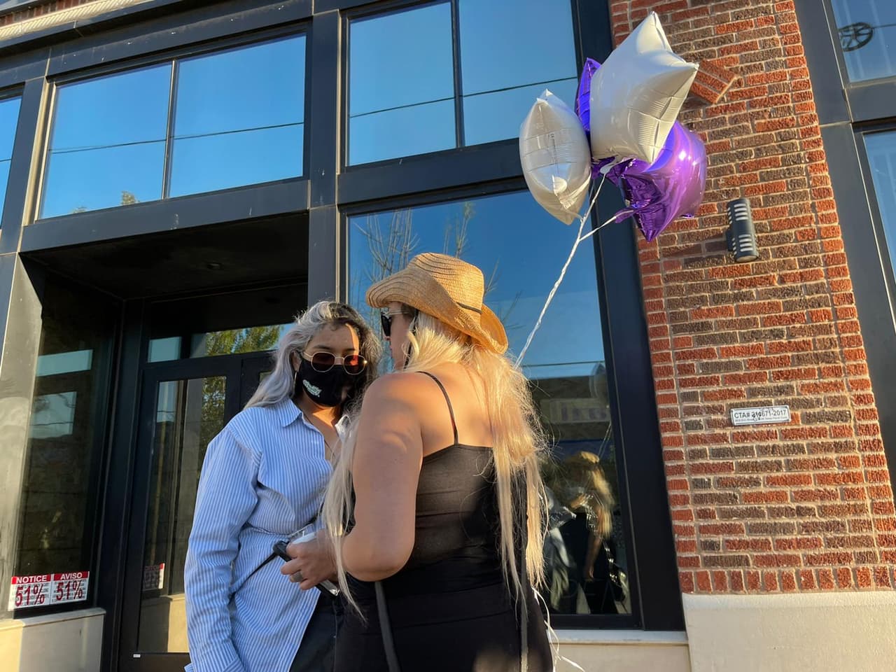 Otros llevaron florese y globos a la vigilia. Se espera que este lunes se realice otra vigilia afuera de la casa en donde Marisela habría muerto en Mesquite, Texas.
<br>