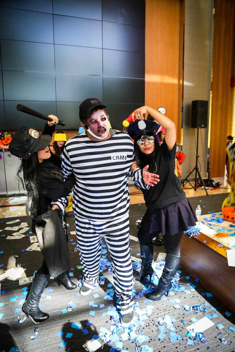 El equipo de Univision Los Angeles festejó Halloween a lo máximo y la gran fiesta contó con la presencia de personajes de la talla de Pitbull, Paquita la del Barrio, Donald Trump y hasta El Chapo.