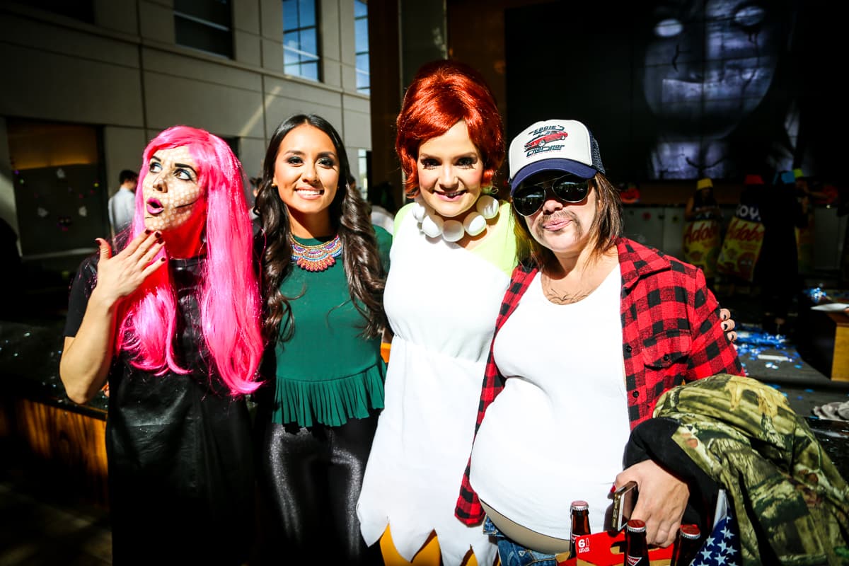 El equipo de Univision Los Angeles festejó Halloween a lo máximo y la gran fiesta contó con la presencia de personajes de la talla de Pitbull, Paquita la del Barrio, Donald Trump y hasta El Chapo.