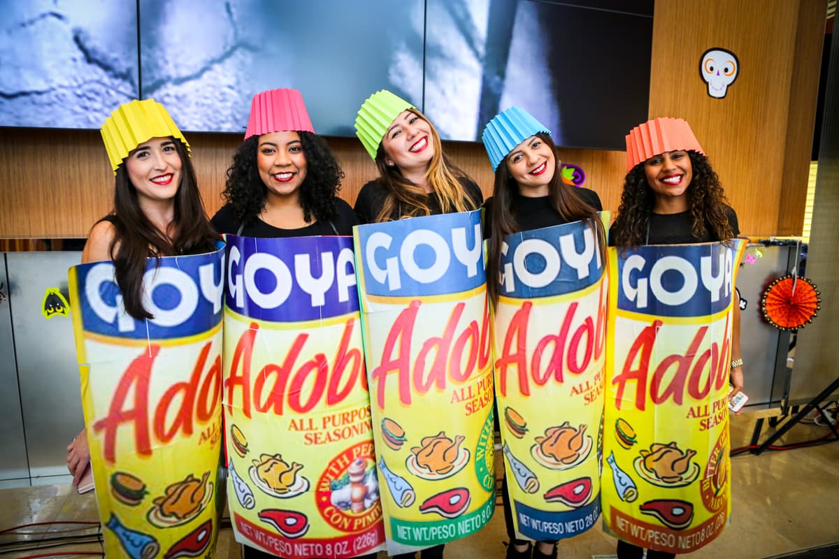 El equipo de Univision Los Angeles festejó Halloween a lo máximo y la gran fiesta contó con la presencia de personajes de la talla de Pitbull, Paquita la del Barrio, Donald Trump y hasta El Chapo.