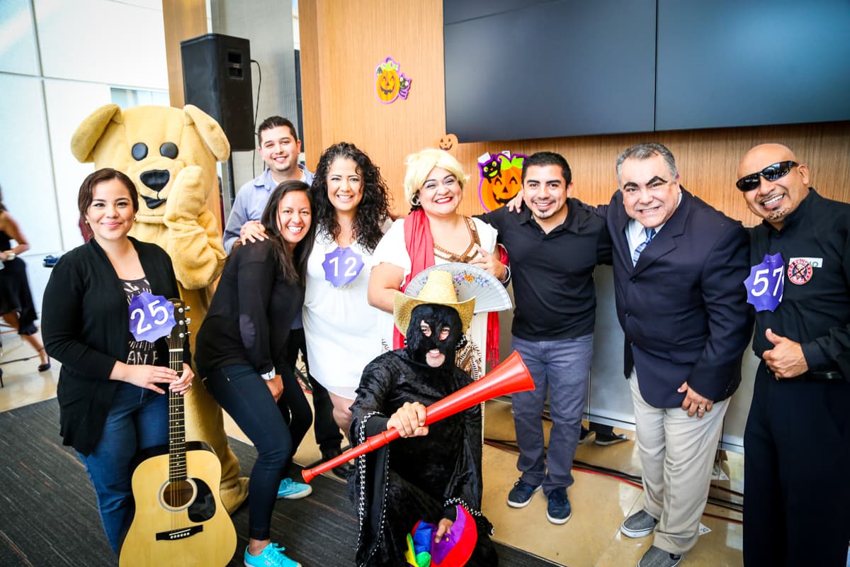 El equipo de Univision Los Angeles festejó Halloween a lo máximo y la gran fiesta contó con la presencia de personajes de la talla de Pitbull, Paquita la del Barrio, Donald Trump y hasta El Chapo.