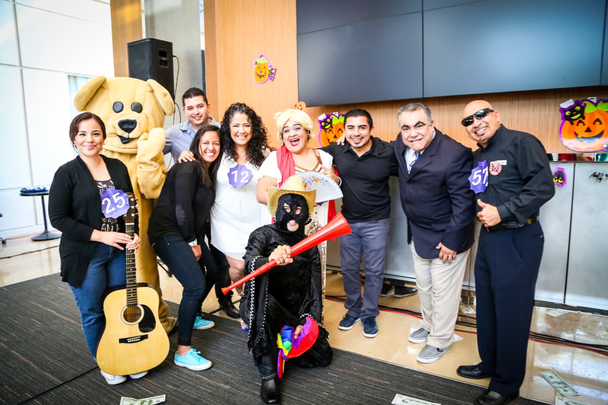 El equipo de Univision Los Angeles festejó Halloween a lo máximo y la gran fiesta contó con la presencia de personajes de la talla de Pitbull, Paquita la del Barrio, Donald Trump y hasta El Chapo.