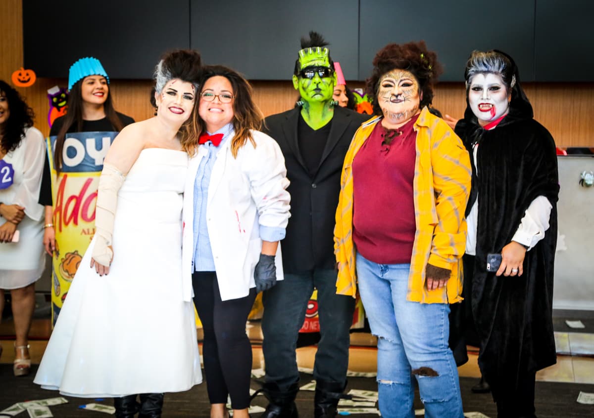 El equipo de Univision Los Angeles festejó Halloween a lo máximo y la gran fiesta contó con la presencia de personajes de la talla de Pitbull, Paquita la del Barrio, Donald Trump y hasta El Chapo.