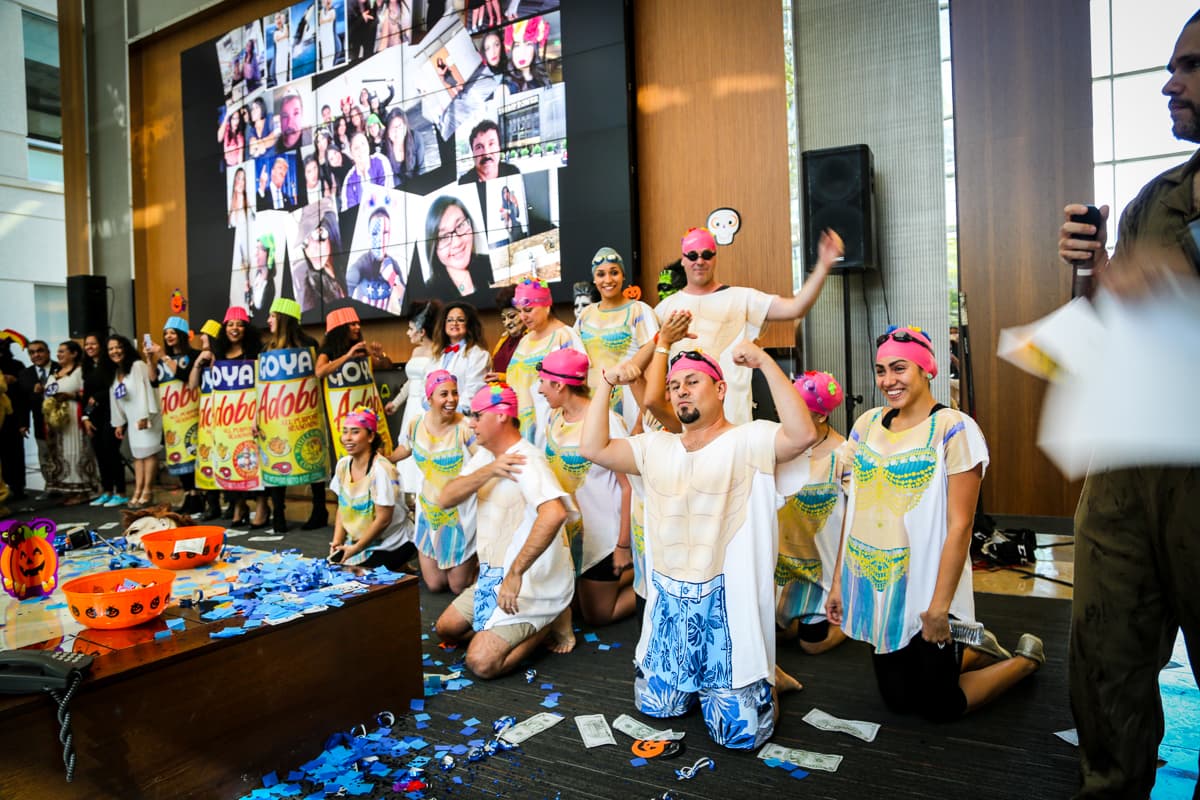 El equipo de Univision Los Angeles festejó Halloween a lo máximo y la gran fiesta contó con la presencia de personajes de la talla de Pitbull, Paquita la del Barrio, Donald Trump y hasta El Chapo.