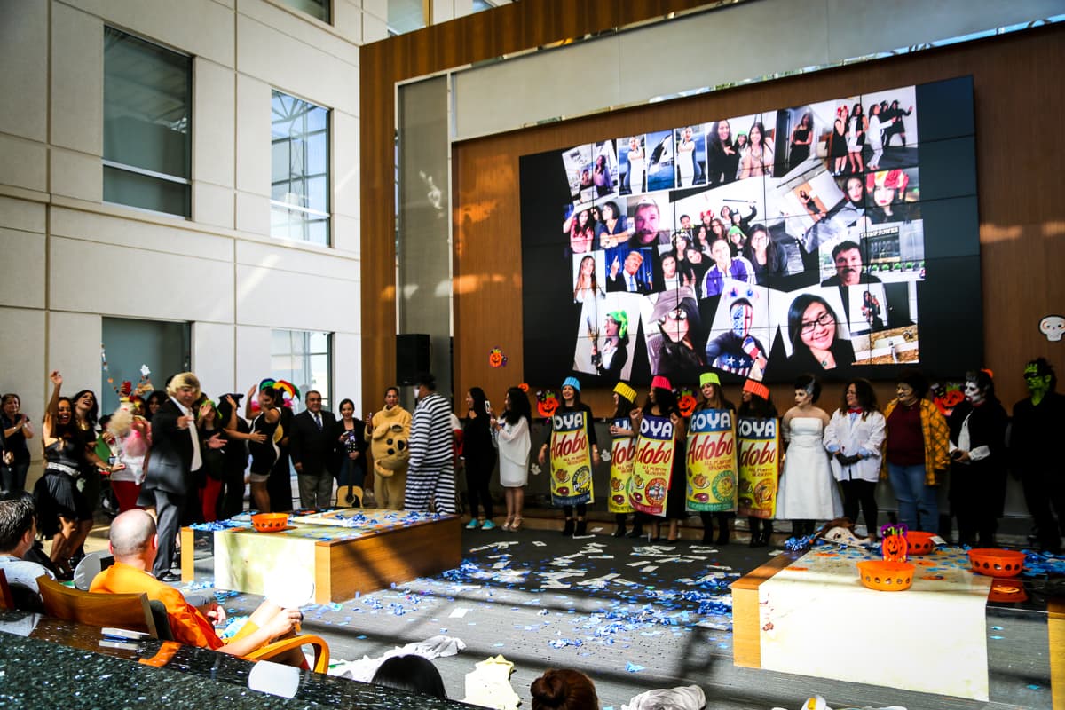 El equipo de Univision Los Angeles festejó Halloween a lo máximo y la gran fiesta contó con la presencia de personajes de la talla de Pitbull, Paquita la del Barrio, Donald Trump y hasta El Chapo.