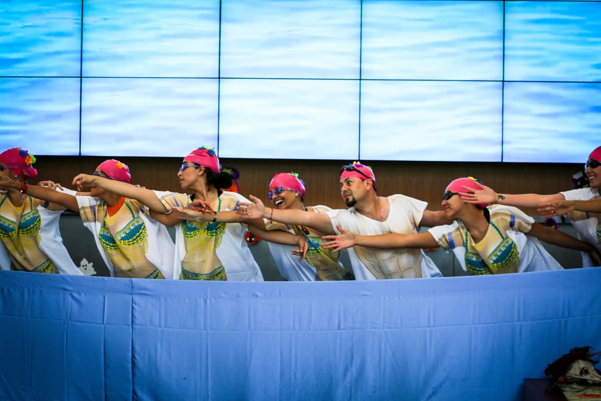 El equipo de Univision Los Angeles festejó Halloween a lo máximo y la gran fiesta contó con la presencia de personajes de la talla de Pitbull, Paquita la del Barrio, Donald Trump y hasta El Chapo.