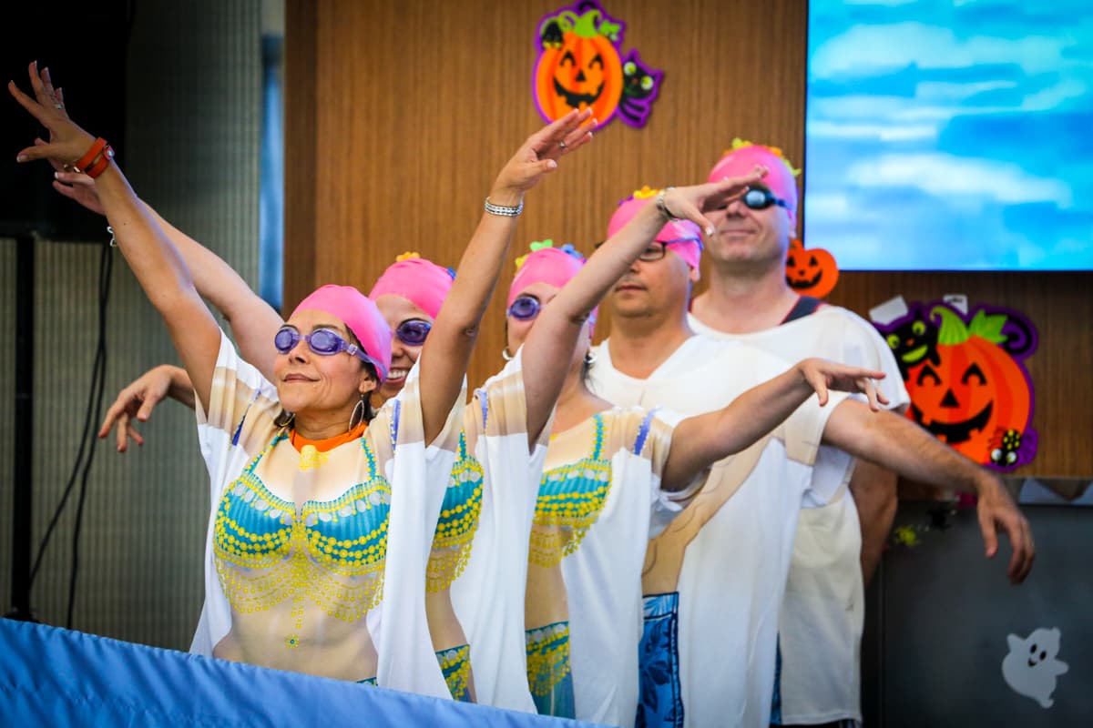 El equipo de Univision Los Angeles festejó Halloween a lo máximo y la gran fiesta contó con la presencia de personajes de la talla de Pitbull, Paquita la del Barrio, Donald Trump y hasta El Chapo.